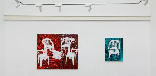 L’universo nello spazio di una sedia: la mostra di Joshua Oheneba-Takyi a Napoli