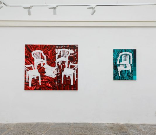 L’universo nello spazio di una sedia: la mostra di Joshua Oheneba-Takyi a Napoli