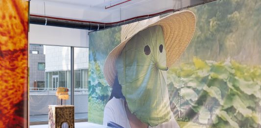 Piccole strategie di protezione in un mondo che brucia: la mostra da BIM a Milano