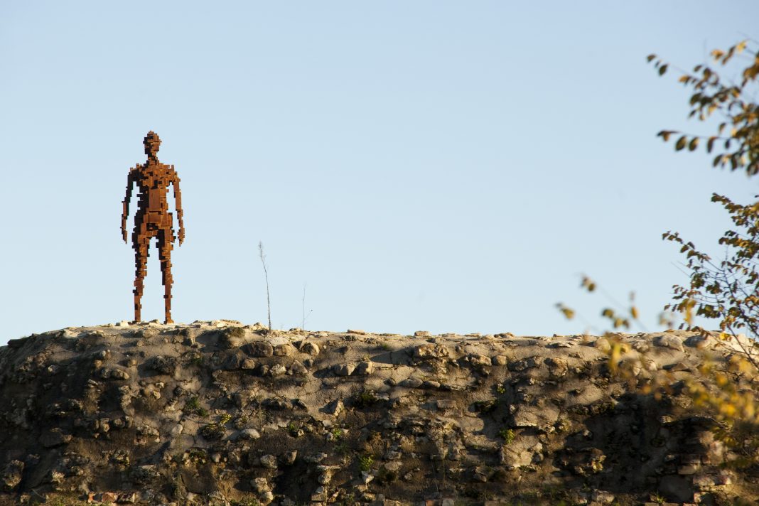 Foto Scultura ANTONY GORMLEY aL Cassero