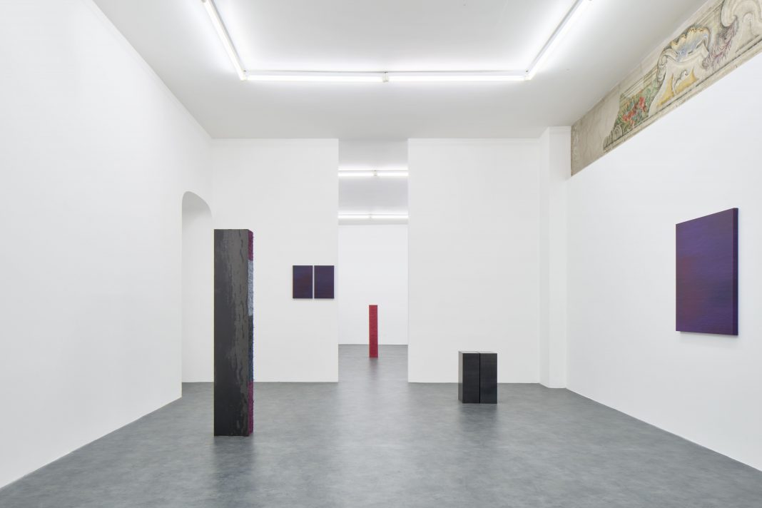 1.H. Bergamelli, La plus que lente, exhibition view, AplusB Gallery, Brescia, 2025, c. l’artista & AplusB Gallery, ph. Alberto Petro Hermann Bergamelli opere