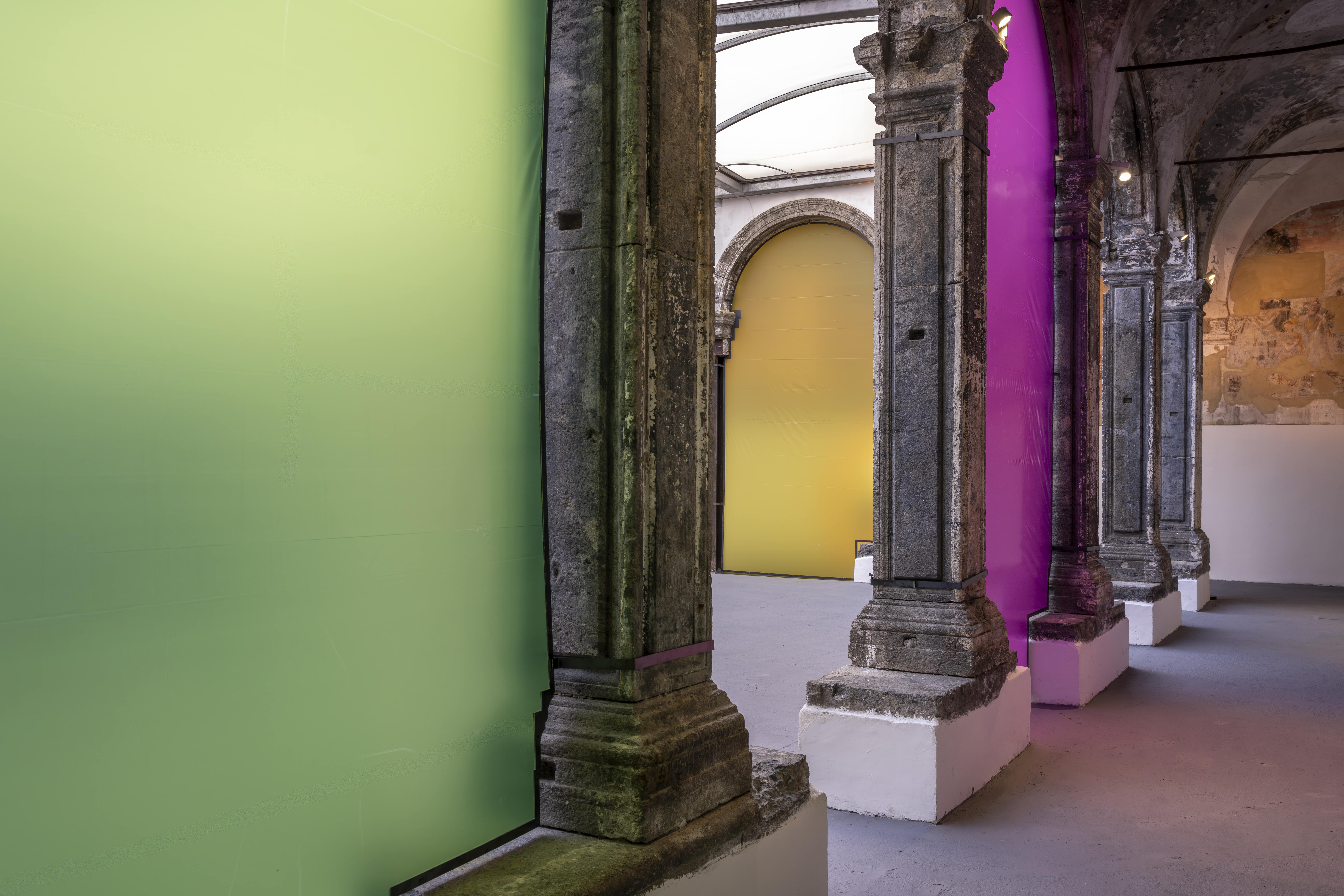 Patricia Domínguez, Il cavallo bianco, gravido, veduta della mostra, Madre in Cloister, Napoli, 2025. Crediti fotografici Francesco Squeglia. Courtesy the artist e Fondazione Made in Cloister