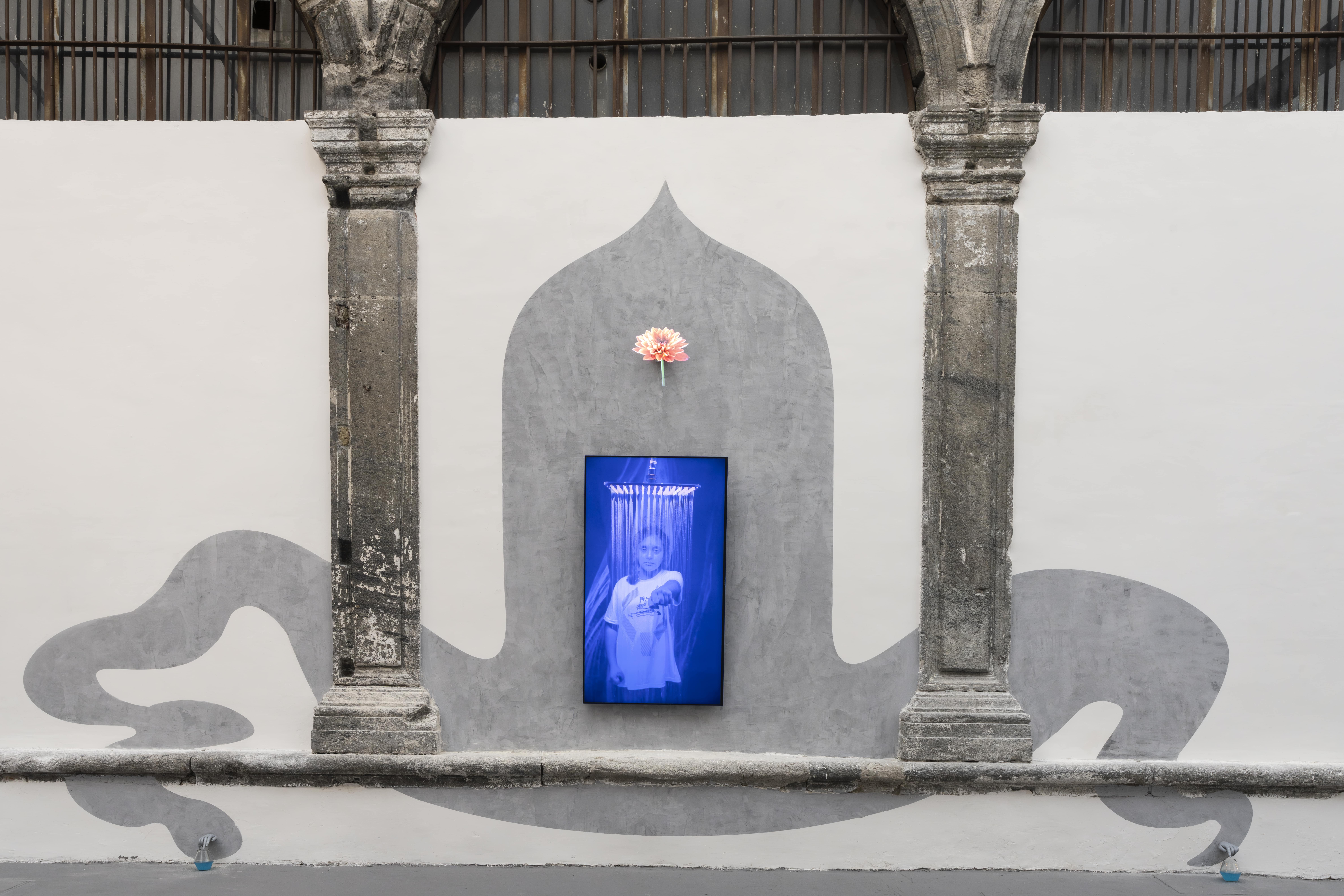 Patricia Domínguez, Il cavallo bianco, gravido, veduta della mostra, Madre in Cloister, Napoli, 2025. Crediti fotografici Francesco Squeglia. Courtesy the artist e Fondazione Made in Cloister