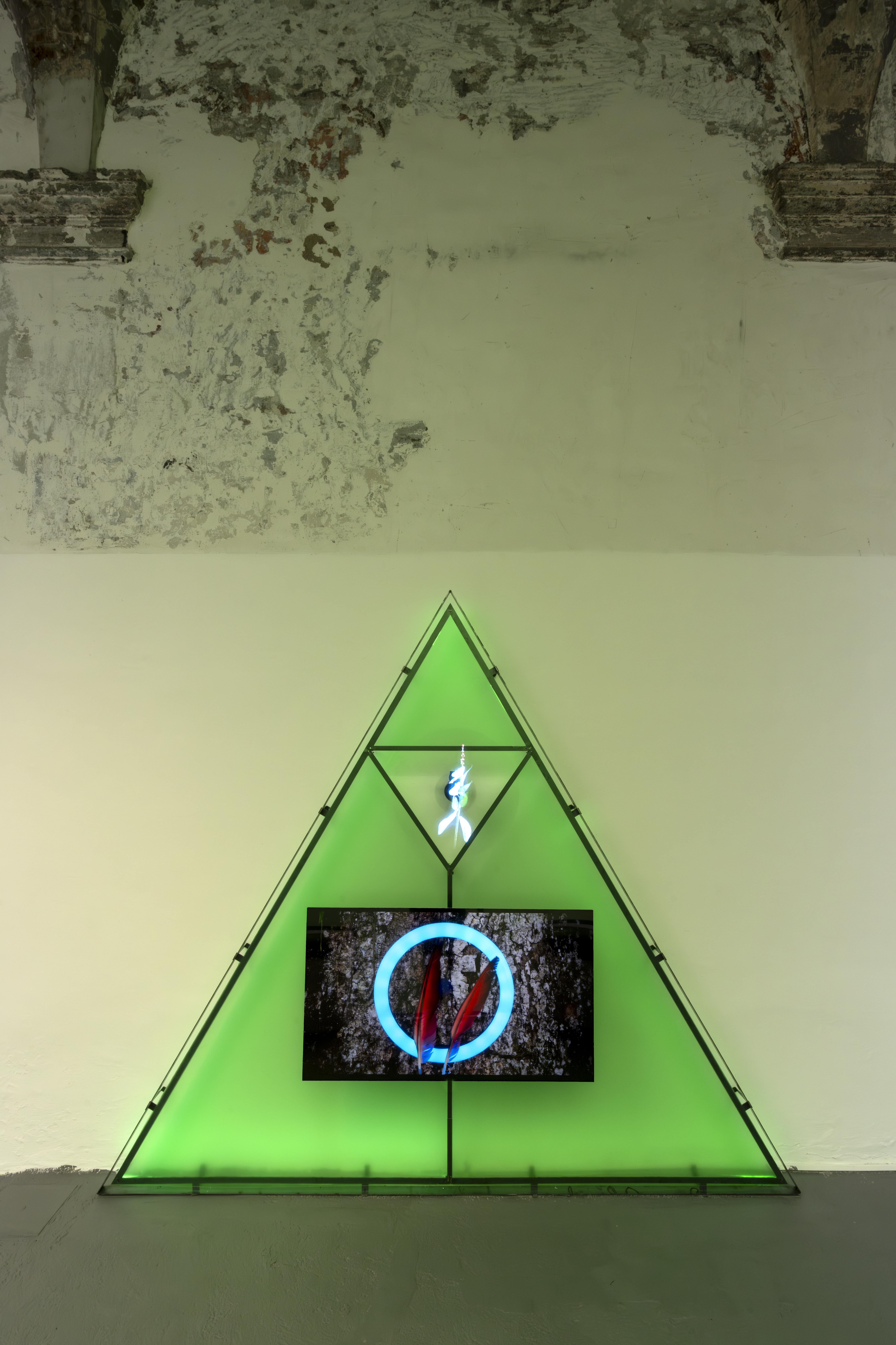 Patricia Domínguez, Il cavallo bianco, gravido, veduta della mostra, Madre in Cloister, Napoli, 2025. Crediti fotografici Francesco Squeglia. Courtesy the artist e Fondazione Made in Cloister