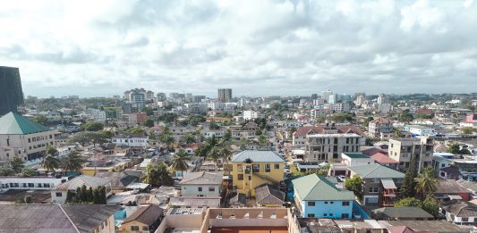 Amoako Boafo ha aperto in Ghana un campo da tennis per la comunità Amoako Boafo campo tennis