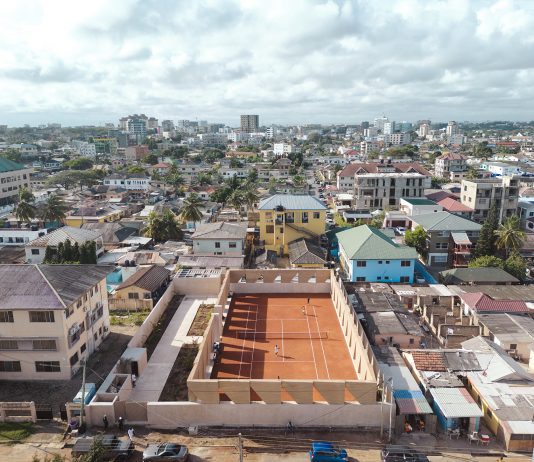 Amoako Boafo ha aperto in Ghana un campo da tennis per la comunità Amoako Boafo campo tennis