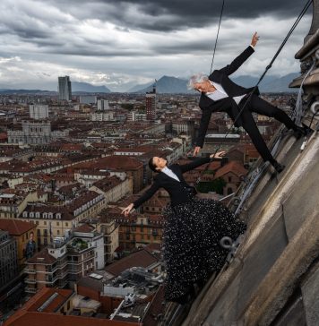 Nelle foto di Riccardo Ghilardi, la Mole Antonelliana diventa il set di un film