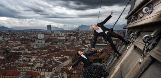 Nelle foto di Riccardo Ghilardi, la Mole Antonelliana diventa il set di un film