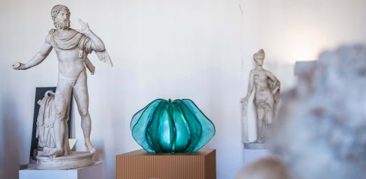 Il vetro incontra il marmo in una mostra al Museo archeologico di Venezia