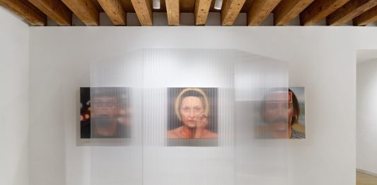 “neither artificial nor intelligent”: a Venezia la pittura di Ahmet Öğüt tra IA e stereotipi sociali