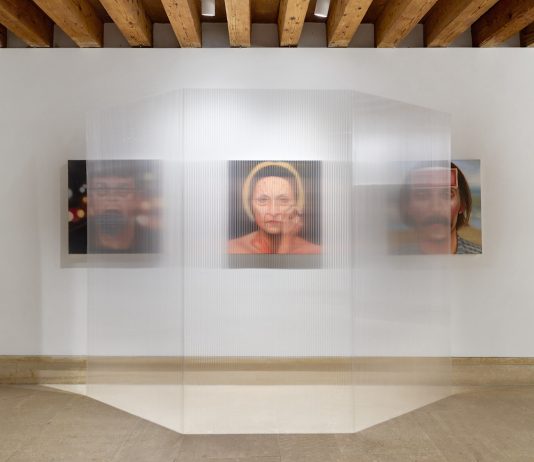 “neither artificial nor intelligent”: a Venezia la pittura di Ahmet Öğüt tra IA e stereotipi sociali