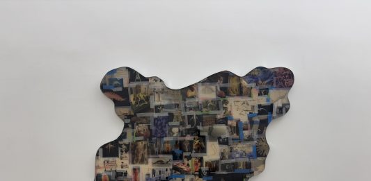 La chimera mostruosa di Agnes Questionmark si aggira tra le strade di Napoli e il mare Agnes Questionmark, Chimera Mostruosa, veduta della mostra. Credit: Pietro Costa, WHITESPACE Projects / Napoli, 2025