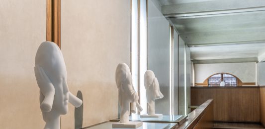 Water’s Soul: la quieta forza del vetro di Jaume Plensa risuona nello storico Negozio Olivetti