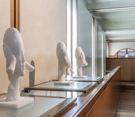 Water’s Soul: la quieta forza del vetro di Jaume Plensa risuona nello storico Negozio Olivetti