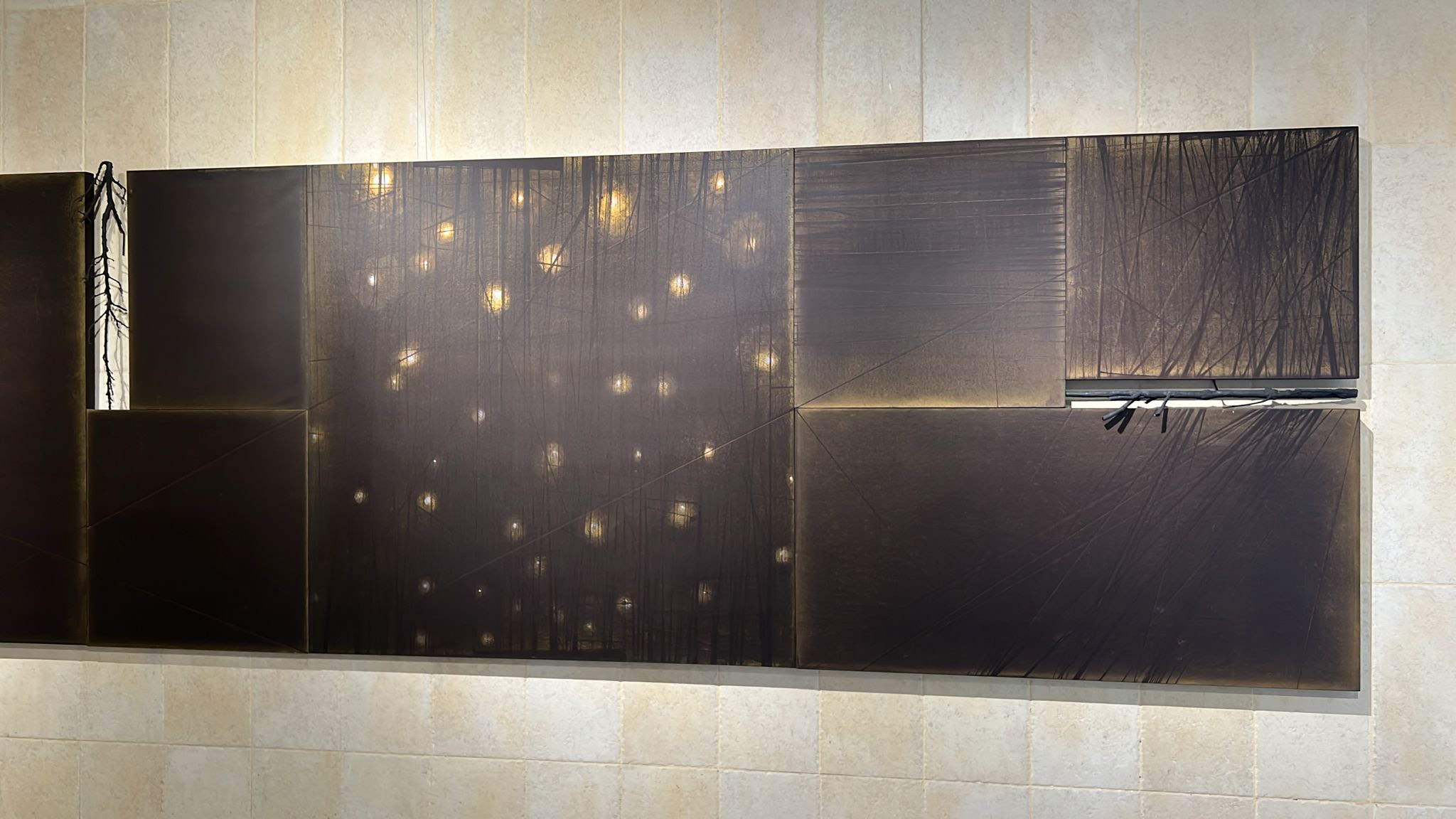 Franco Marrocco, Fukei. Veduta con foglie nel vento, veduta della mostra, Atrio del Rettorato dell’Università degli studi di Cassino e del Lazio Meridionale, 2025