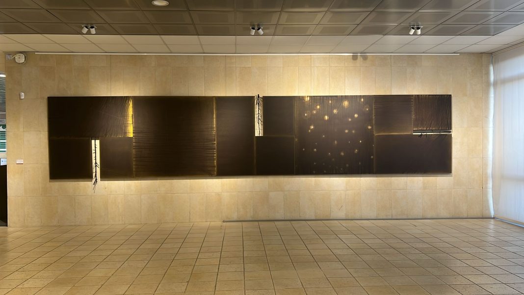 PHOTO-2025-11-14-16-36-50 4 Franco Marrocco, Fukei. Veduta con foglie nel vento, veduta della mostra, Atrio del Rettorato dell’Università degli studi di Cassino e del Lazio Meridionale, 2025