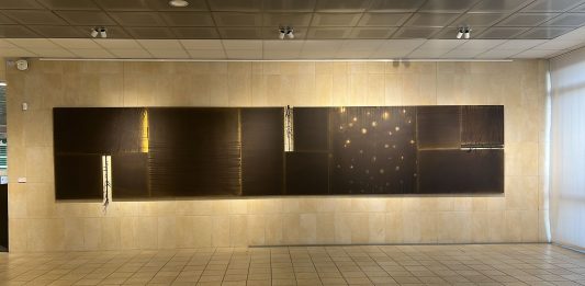 La luce è il luogo della meraviglia: la mostra di Franco Marrocco a Cassino Franco Marrocco, Fukei. Veduta con foglie nel vento, veduta della mostra, Atrio del Rettorato dell’Università degli studi di Cassino e del Lazio Meridionale, 2025