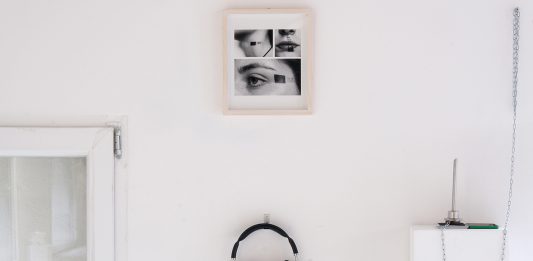 Nell’arte di Rosy Rox, il corpo è uno spazio imprescindibile: la mostra a Napoli