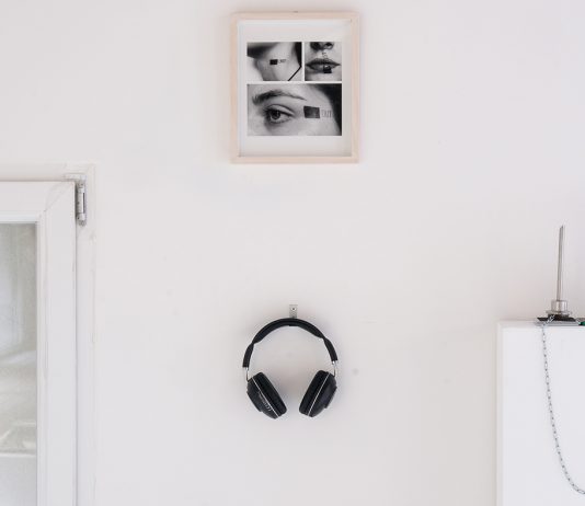 Nell’arte di Rosy Rox, il corpo è uno spazio imprescindibile: la mostra a Napoli