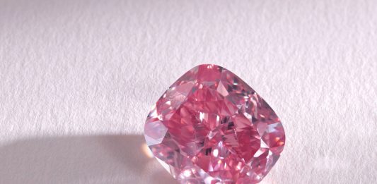 Da Sotheby’s un diamante rosa potrebbe raggiungere $ 20 milioni glowing rose diamante sotheby's