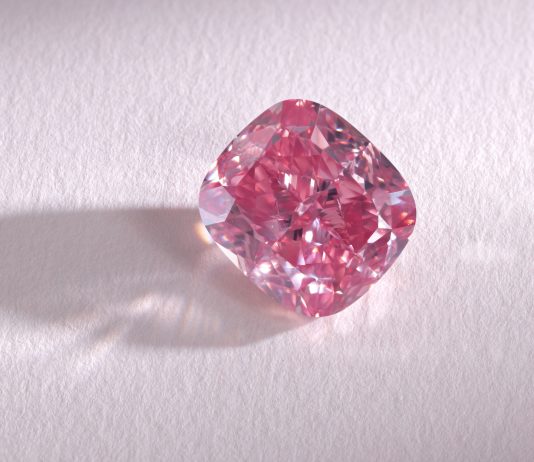 Da Sotheby’s un diamante rosa potrebbe raggiungere $ 20 milioni glowing rose diamante sotheby's