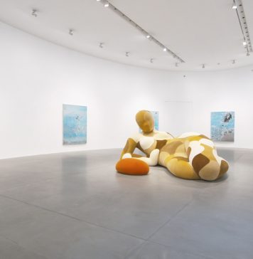 Costruire un’immagine, distruggerla, ripetere: la lezione di Urs Fischer