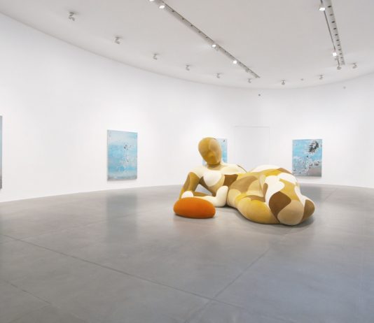 Costruire un’immagine, distruggerla, ripetere: la lezione di Urs Fischer Urs Fischer, After Nature, Veduta della mostra, Gagosian Gallery, Roma, 2025