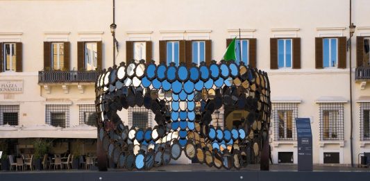 La Fondazione Garavani porta gli specchi di Joana Vasconcelos in piazza a Roma Joana Vasconcelos, I’ll Be Your Mirror, PM23, Roma, 2025