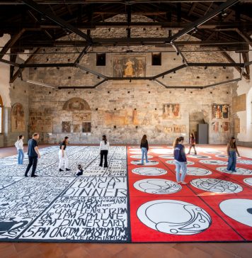 L’opera tessile di Matt Mullican invade Palazzo della Ragione a Bergamo
