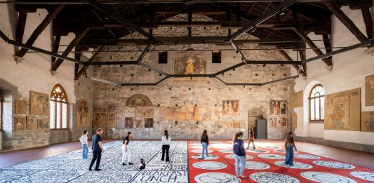 L’opera tessile di Matt Mullican invade Palazzo della Ragione a Bergamo matt mullican
