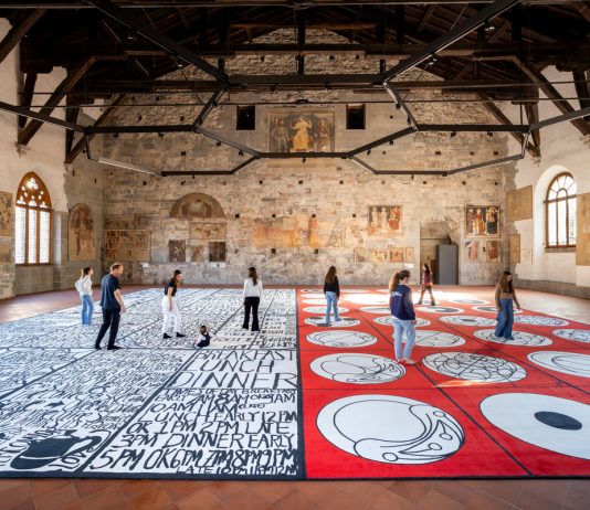 L’opera tessile di Matt Mullican invade Palazzo della Ragione a Bergamo matt mullican