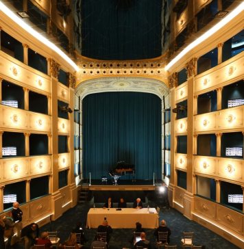 Il Teatro Nazionale di Firenze torna a vivere e a dialogare con il presente