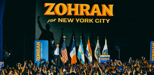 Quello che succede nel mondo, nella New York di Mamdani succede prima