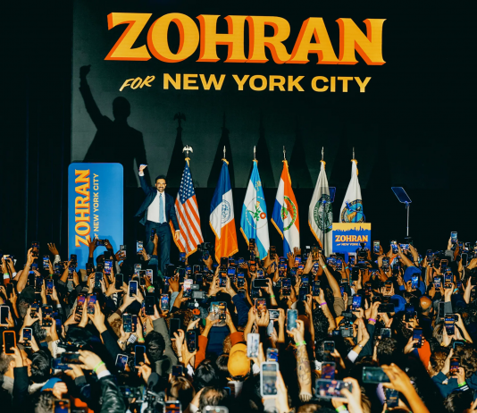 Quello che succede nel mondo, nella New York di Mamdani succede prima