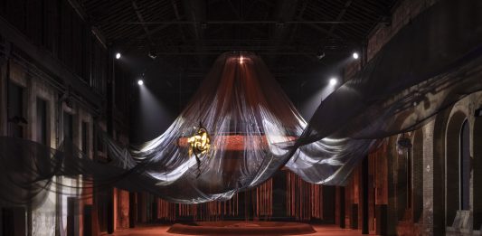 Abitare l’incertezza: pratiche artistiche tra quantistica e clima, alle OGR Laure Prouvost, We Felt a Star Dying, veduta della mostra, OGR, Torino, 2025-2026