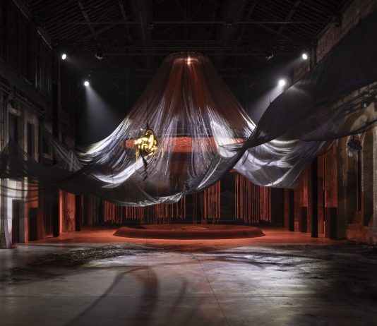 Abitare l’incertezza: pratiche artistiche tra quantistica e clima, alle OGR Laure Prouvost, We Felt a Star Dying, veduta della mostra, OGR, Torino, 2025-2026