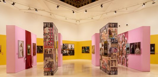 Un immaginario paradossale: la mostra di Deloitte Photo Grant 2025 alla Triennale di Milano