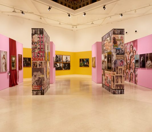 Un immaginario paradossale: la mostra di Deloitte Photo Grant 2025 alla Triennale di Milano