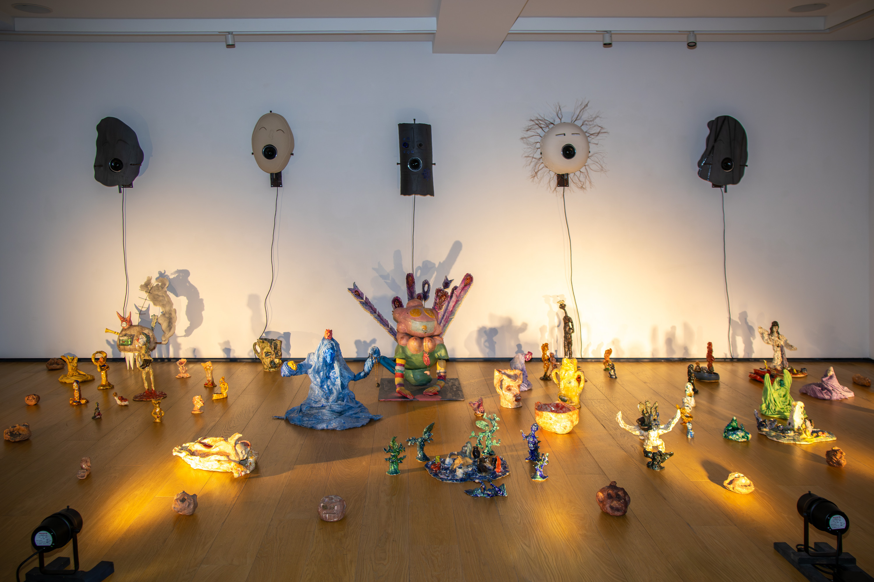 Yuval Avital, Con l'argilla dei nostri corpi, veduta della mostra, BUILDING TERZO PIANO, Milano, 2025, ph. Tatiana Russi Soto