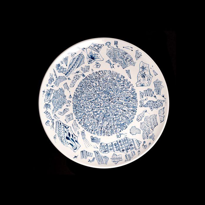 28. Ugo La Pietra, I segni della tradizione della ceramica di Montelupo. Un grande piatto decorato dall’autore, 2025