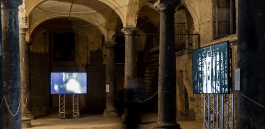 Quando le immagini in movimento raccontano il territorio: la mostra a Napoli Veduta della mostra, Napoli, altrove, a cura di Sonia Belfiore, Villa dei Pignatelli Monteleone, Napoli, 2025. Ph (c) Emanuele Mancuso, courtesy Attiva Cultural Projects
