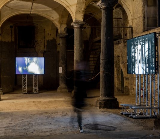 Quando le immagini in movimento raccontano il territorio: la mostra a Napoli Veduta della mostra, Napoli, altrove, a cura di Sonia Belfiore, Villa dei Pignatelli Monteleone, Napoli, 2025. Ph (c) Emanuele Mancuso, courtesy Attiva Cultural Projects