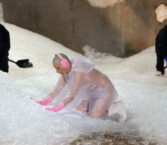 Berna Reale usa l’arte per denudare la violenza dalla sua estetica quotidiana