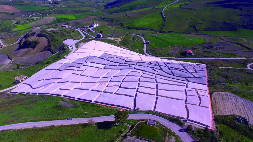 Alberto Burri Grande Cretto , 1984 Gibelli na, Trapani SIAE 202 5