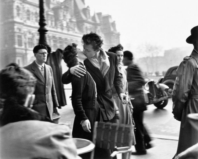 Copia di 1 - Robert Doisneau, Le baiser de l’Hôtel de Ville, Paris 1950 © Robert Doisneau