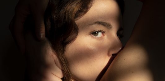 Le fotografie di Alessandro Trapezio sovvertono i ruoli dello sguardo