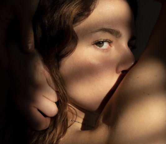 Le fotografie di Alessandro Trapezio sovvertono i ruoli dello sguardo