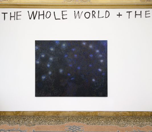 La pittura onirica di Oliver Bak sembra sul punto di scomparire nello spazio