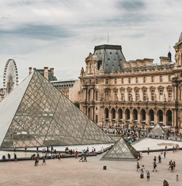 Nuovi guai per il Louvre: danneggiate oltre 300 opere della collezione egizia