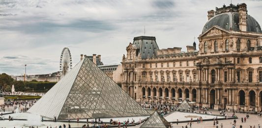 Nuovi guai per il Louvre: danneggiate oltre 300 opere della collezione egizia